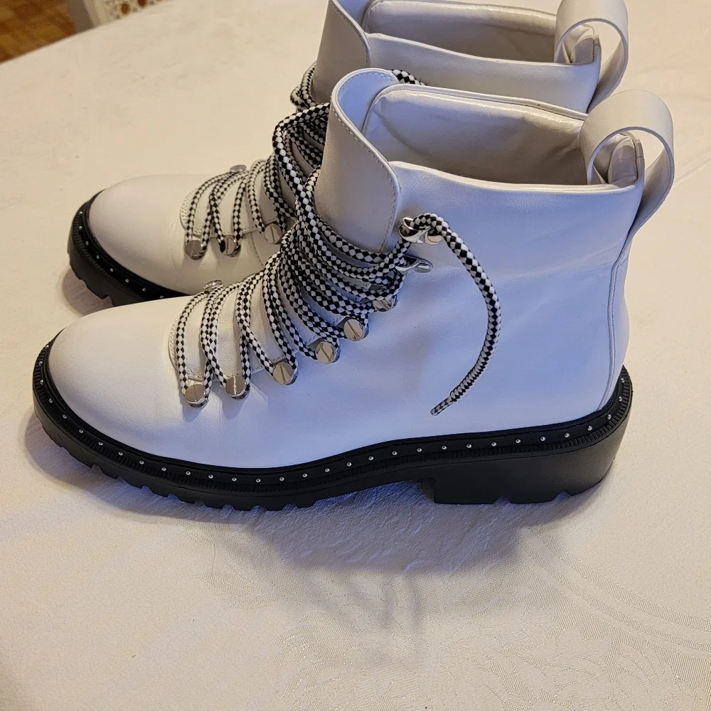 Blondo Chrissy white lace up Lug boots ankle Booties Doc Martin Style Sz 10M